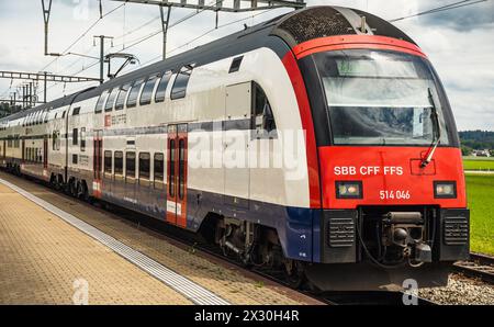 Die S-Bahn der Linie S24 fährt in den Bahnhof Bassersdorf ein. Der Pendlerzug hat das Zielziel Zug. (Bassersdorf, Schweiz, 06.06.2022) Stockfoto