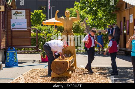 Im Jodlerdorf, direkt beim Thermalbad, herscht trotz heissen Temperaturen emsiges treiben. (Bad Zurzach, Schweiz, 12.06.2022) Stockfoto