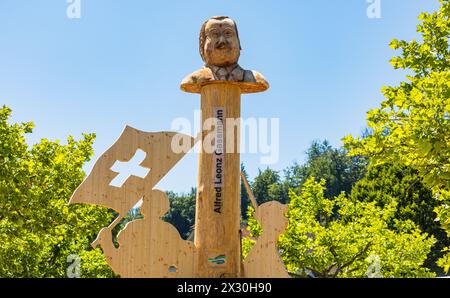 Im Jodlerdorf, direkt beim Thermalbad, herscht trotz heissen Temperaturen emsiges treiben. (Bad Zurzach, Schweiz, 12.06.2022) Stockfoto