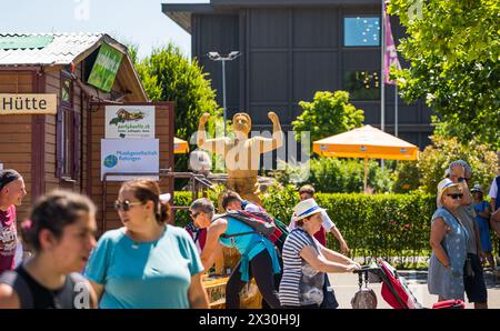 Im Jodlerdorf, direkt beim Thermalbad, herscht trotz heissen Temperaturen emsiges treiben. (Bad Zurzach, Schweiz, 12.06.2022) Stockfoto