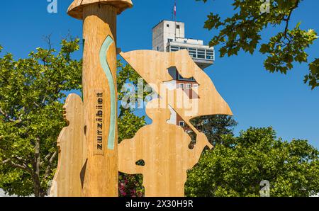 Im Jodlerdorf, direkt beim Thermalbad, herscht trotz heissen Temperaturen emsiges treiben. (Bad Zurzach, Schweiz, 12.06.2022) Stockfoto