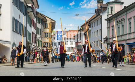 Die Alphorn- und Fahnenschwinger Vereinigung widerspiegelt die Schweizer Tradition. (Bad Zurzach, Schweiz, 12.06.2022) Stockfoto