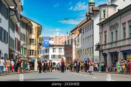 Die Alphorn- und Fahnenschwinger Vereinigung widerspiegelt die Schweizer Tradition. (Bad Zurzach, Schweiz, 12.06.2022) Stockfoto