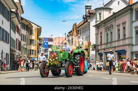 Die Stüdlere Zunft aus dem benachbarten Koblenz präsentiert ihr Handwerk am Festumzug. (Bad Zurzach, Schweiz, 12.06.2022) Stockfoto