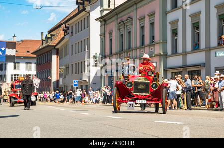 Mitglieder des Museums für Feuerwehr, Handwerk und Landwirtschaft in Endingen sind mit einem Ford Modell T Baujahr 1907 zu Gast am Festumzug. (Schlechte Zurz Stockfoto