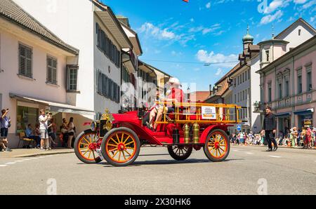 Mitglieder des Museums für Feuerwehr, Handwerk und Landwirtschaft in Endingen sind mit einem Ford Modell T Baujahr 1907 zu Gast am Festumzug. (Schlechte Zurz Stockfoto