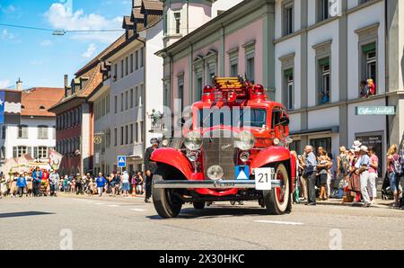 Mitglieder des Museums für Feuerwehr, Handwerk und Landwirtschaft in Endingen sind mit einem Cadillac, Baujahr 1933 am Festumzug präsent. (Bad Zurzach, Stockfoto