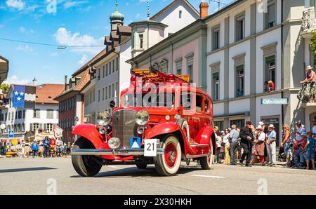 Mitglieder des Museums für Feuerwehr, Handwerk und Landwirtschaft in Endingen sind mit einem Cadillac, Baujahr 1933 am Festumzug präsent. (Bad Zurzach, Stockfoto