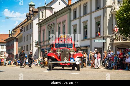 Mitglieder des Museums für Feuerwehr, Handwerk und Landwirtschaft in Endingen sind mit einem Cadillac, Baujahr 1933 am Festumzug präsent. (Bad Zurzach, Stockfoto