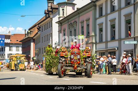 Die Ortsbürger Gemeinde Zurzach präsentiert sich am Festumzug. (Bad Zurzach, Schweiz, 12.06.2022) Stockfoto