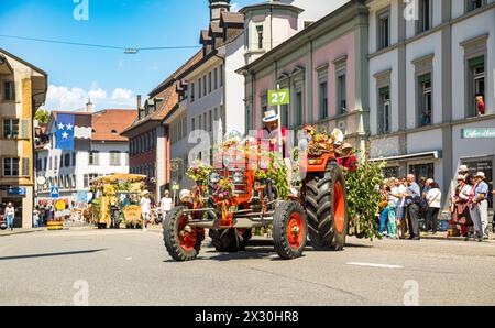 Die Ortsbürger Gemeinde Zurzach präsentiert sich am Festumzug. (Bad Zurzach, Schweiz, 12.06.2022) Stockfoto