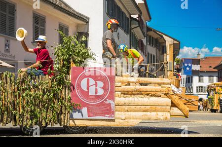 Die Ortsbürger Gemeinde Zurzach präsentiert sich am Festumzug. (Bad Zurzach, Schweiz, 12.06.2022) Stockfoto