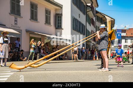 Eine Alphornbläserinnen geben am Festumzug anlässlich des Jodlerfestes ein Ständchen. (Bad Zurzach, Schweiz, 12.06.2022) Stockfoto