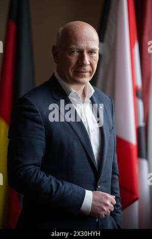 Berlin, Deutschland. April 2024. Kai Wegner (CDU), Regierender Bürgermeister von Berlin, steht in seinem Büro. Quelle: Sebastian Gollnow/dpa/Alamy Live News Stockfoto