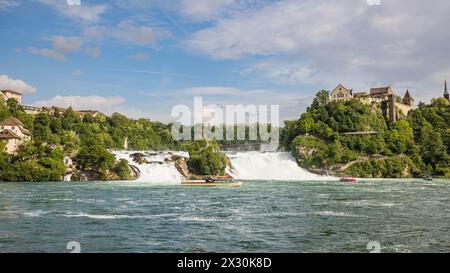 Der 23 Meter hohe Rheinfall ist einer der grössten Wasserfälle in Europa und ein Ausflugsziel wenn man als Tourist in der Schweiz ist. (Neuhausen am R Stockfoto