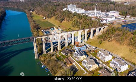 Die Eglisauer Eisenbahnbrücke über den Rhein ist eine Sehenswürdigkeit in der Region. (Eglisau, Schweiz 12. Februar 2022). Stockfoto