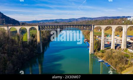 Die Eglisauer Eisenbahnbrücke über den Rhein ist eine Sehenswürdigkeit in der Region. (Eglisau, Schweiz 12. Februar 2022). Stockfoto