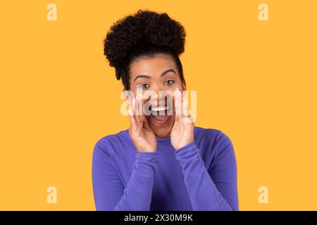 Smiling Woman Holding Hands to Face, Screaming Stockfoto