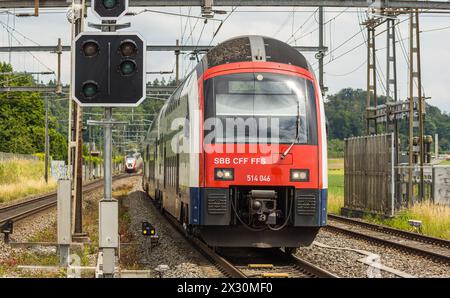 Die S-Bahn der Linie S24 fährt in den Bahnhof Bassersdorf ein. Der Pendlerzug hat das Zielziel Zug. (Bassersdorf, Schweiz, 06.06.2022) Stockfoto