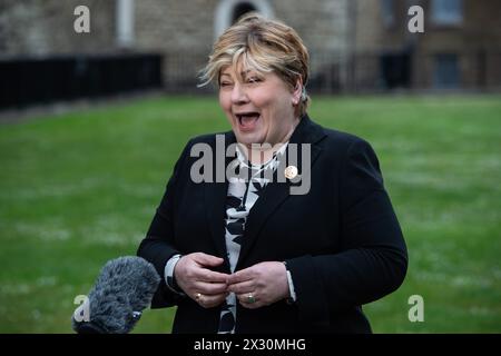 London, England, Großbritannien. April 2024. Schattenstaatsanwältin EMILY THORNBERRY wird während der morgendlichen Medienrunde in Westminster interviewt. (Kreditbild: © Thomas Krych/ZUMA Press Wire) NUR REDAKTIONELLE VERWENDUNG! Nicht für kommerzielle ZWECKE! Stockfoto