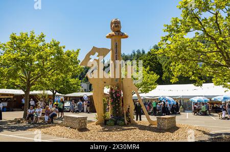 Im Jodlerdorf, direkt beim Thermalbad, herscht trotz heissen Temperaturen emsiges treiben. (Bad Zurzach, Schweiz, 12.06.2022) Stockfoto