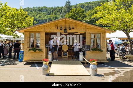 Im Jodlerdorf, direkt beim Thermalbad, herscht trotz heissen Temperaturen emsiges treiben. (Bad Zurzach, Schweiz, 12.06.2022) Stockfoto