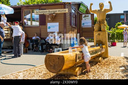 Im Jodlerdorf, direkt beim Thermalbad, herscht trotz heissen Temperaturen emsiges treiben. (Bad Zurzach, Schweiz, 12.06.2022) Stockfoto