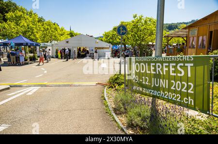 Im Jodlerdorf, direkt beim Thermalbad, herscht trotz heissen Temperaturen emsiges treiben. (Bad Zurzach, Schweiz, 12.06.2022) Stockfoto