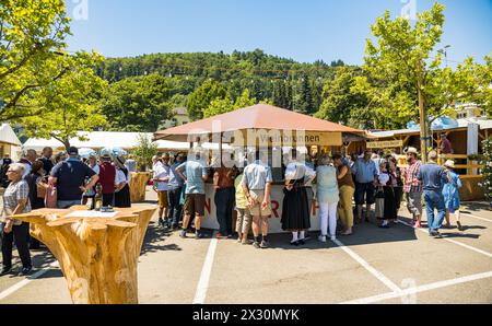 Im Jodlerdorf, direkt beim Thermalbad, herscht trotz heissen Temperaturen emsiges treiben. (Bad Zurzach, Schweiz, 12.06.2022) Stockfoto