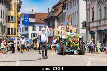 Die Stüdlere Zunft aus dem benachbarten Koblenz präsentiert ihr Handwerk am Festumzug. (Bad Zurzach, Schweiz, 12.06.2022) Stockfoto