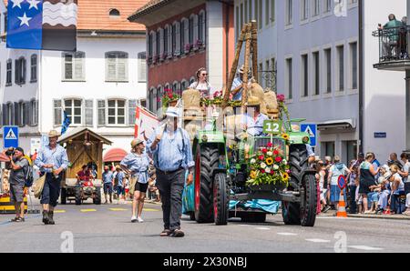 Die Stüdlere Zunft aus dem benachbarten Koblenz präsentiert ihr Handwerk am Festumzug. (Bad Zurzach, Schweiz, 12.06.2022) Stockfoto