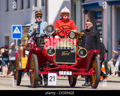 Mitglieder des Museums für Feuerwehr, Handwerk und Landwirtschaft in Endingen sind mit einem Ford Modell T Baujahr 1907 zu Gast am Festumzug. (Schlechte Zurz Stockfoto