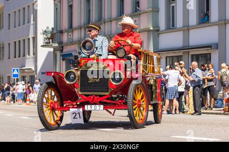 Mitglieder des Museums für Feuerwehr, Handwerk und Landwirtschaft in Endingen sind mit einem Ford Modell T Baujahr 1907 zu Gast am Festumzug. (Schlechte Zurz Stockfoto