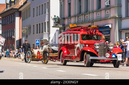 Mitglieder des Museums für Feuerwehr, Handwerk und Landwirtschaft in Endingen sind mit einem Cadillac, Baujahr 1933 am Festumzug präsent. (Bad Zurzach, Stockfoto