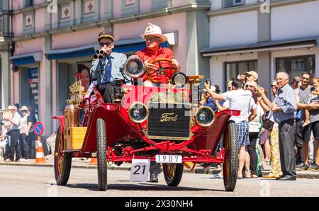 Mitglieder des Museums für Feuerwehr, Handwerk und Landwirtschaft in Endingen sind mit einem Ford Modell T Baujahr 1907 zu Gast am Festumzug. (Schlechte Zurz Stockfoto