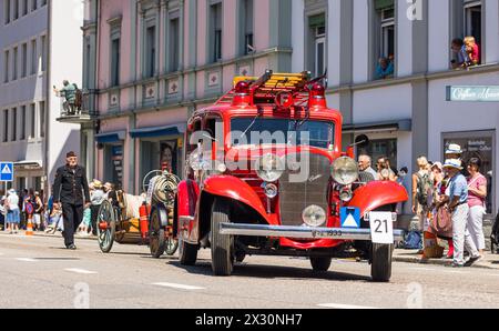 Mitglieder des Museums für Feuerwehr, Handwerk und Landwirtschaft in Endingen sind mit einem Cadillac, Baujahr 1933 am Festumzug präsent. (Bad Zurzach, Stockfoto