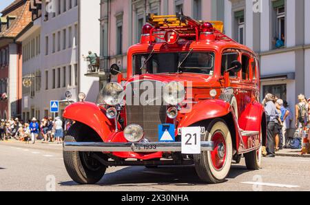 Mitglieder des Museums für Feuerwehr, Handwerk und Landwirtschaft in Endingen sind mit einem Cadillac, Baujahr 1933 am Festumzug präsent. (Bad Zurzach, Stockfoto