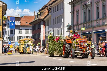 Die Ortsbürger Gemeinde Zurzach präsentiert sich am Festumzug. (Bad Zurzach, Schweiz, 12.06.2022) Stockfoto