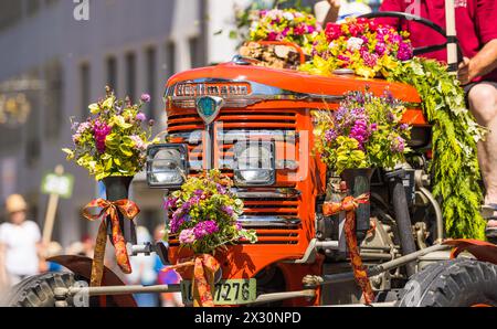 Die Ortsbürger Gemeinde Zurzach präsentiert sich am Festumzug. (Bad Zurzach, Schweiz, 12.06.2022) Stockfoto