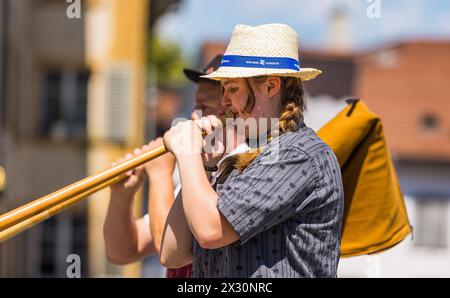 Eine Alphornbläserinnen geben am Festumzug anlässlich des Jodlerfestes ein Ständchen. (Bad Zurzach, Schweiz, 12.06.2022) Stockfoto