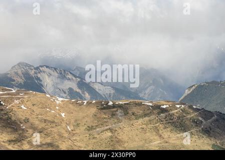 Winterberge wunderschönes Alpenpanorama. Drohnenansicht des Gletschers der französischen Alpen in der Nähe von Grenoble. Europa alpen im Winter. Les deux alpes Stockfoto