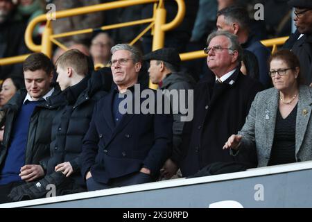 WOLVERHAMPTON, ENGLAND - 20. APRIL: Labour Leader Keir Starmer während des Premier League-Spiels zwischen Wolverhampton Wanderers und Arsenal FC am 20. April 2024 in Molineux in Wolverhampton, England. (Foto: MB Media/MB Media) Stockfoto