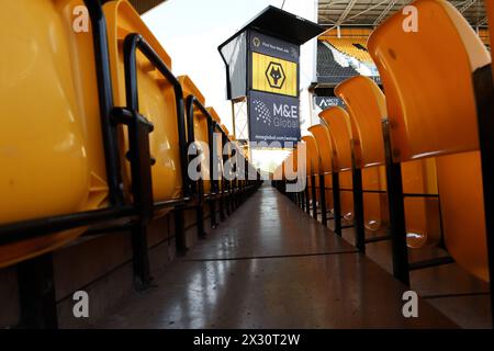 WOLVERHAMPTON, ENGLAND - 20. APRIL: Ein allgemeiner Blick in Molineux vor dem Spiel der Premier League zwischen Wolverhampton Wanderers und Arsenal FC am 20. April 2024 in Wolverhampton, England. (Foto: MB Media/MB Media) Stockfoto