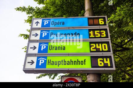 An der Zürich Rämistrasse in Richtung Bellvue zeigt ein Parkleitsystem an, wie viele Parkplätze in den verschiedenen Parkhäusern vorhanden sind. (Züri Stockfoto