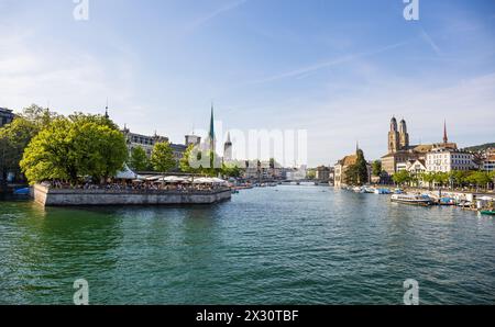 Blick entlange der Limmat in Richtung Zürcher Alstadt. Gut zusehen sind die drei Altstadtkirchen St. Peter, Fraumünster und Grossmünster. (Zürich, Sch Stockfoto