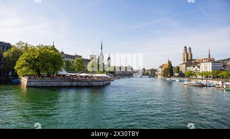 Blick entlange der Limmat in Richtung Zürcher Alstadt. Gut zusehen sind die drei Altstadtkirchen St. Peter, Fraumünster und Grossmünster. (Zürich, Sch Stockfoto