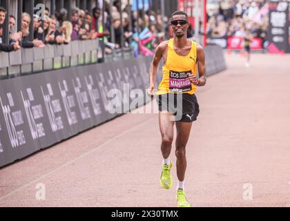 London, Großbritannien. April 2024. Die Gewinner des Elite-Rennens kommen durch die Ziellinie und den Präsentationsbereich. Die Marathonstrecke 2024 TCS London Stockfoto