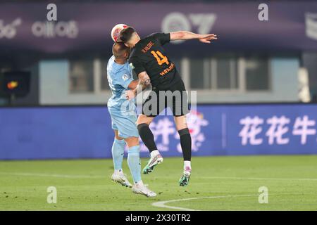 Henan Jiuzu Dukang Football Club besiegte den Qingdao Hainiu Football Club mit 1-0 in der siebten Runde der Chinesischen Super League (CSL) 2024 in Zhengzh Stockfoto