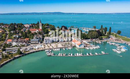 Blick auf die Thurgauer Gemeinde Romanshorn am Bodensse mit der reformierten Pfarrkirche St. Johannes. (Romanshorn, Schweiz, 02.07.2022) Stockfoto