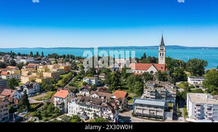 Blick auf die Thurgauer Gemeinde Romanshorn am Bodensse mit der reformierten Pfarrkirche St. Johannes. (Romanshorn, Schweiz, 02.07.2022) Stockfoto